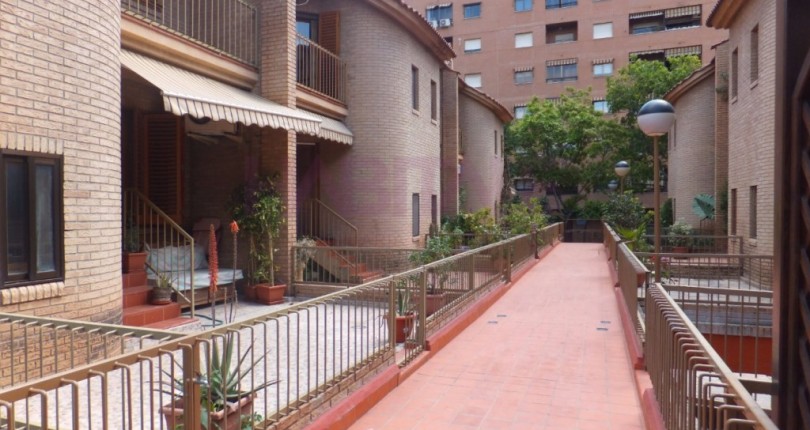 REIHENHAUS IN VALENCIA ZU VERKAUFEN