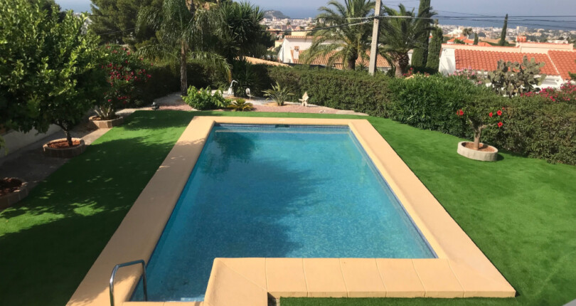 Villa in Denia zum Verkauf. Meerblick und Pool. Ruhige Anlage.