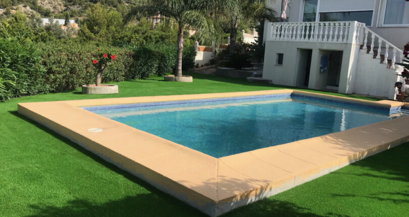 Villa in Denia zum Verkauf. Meerblick und Pool. Ruhige Anlage.