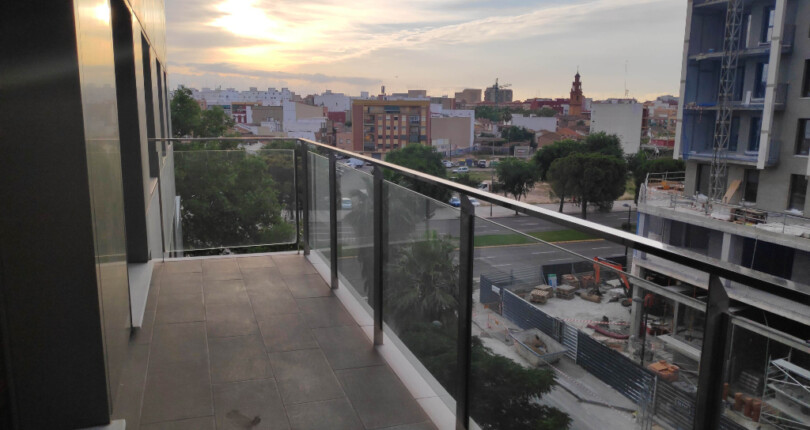 Wohnung zur Miete in Valencia, Wohnanlage mit Pool.