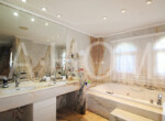 153993567230-0671VE