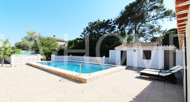 Großzügige Villa mit Pool zum Verkauf in La Eliana, Valencia