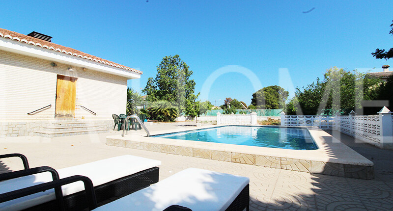 Großzügige Villa mit Pool zum Verkauf in La Eliana, Valencia