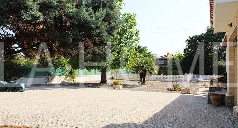 Großzügige Villa mit Pool zum Verkauf in La Eliana, Valencia