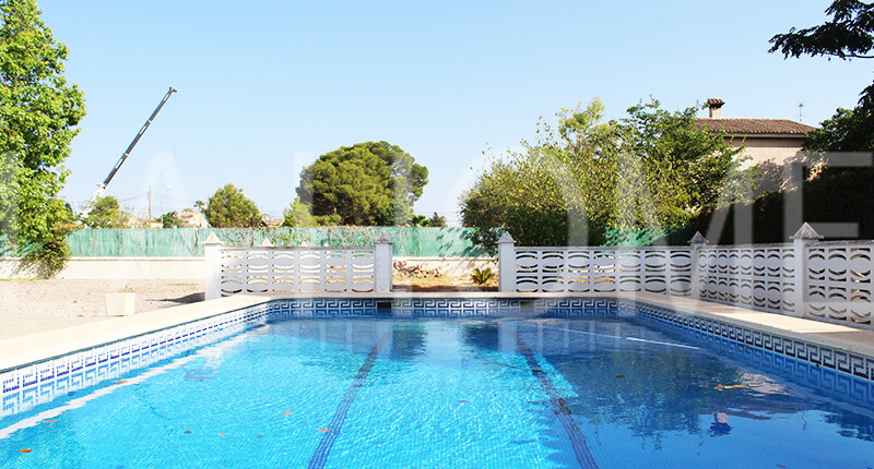 Großzügige Villa mit Pool zum Verkauf in La Eliana, Valencia