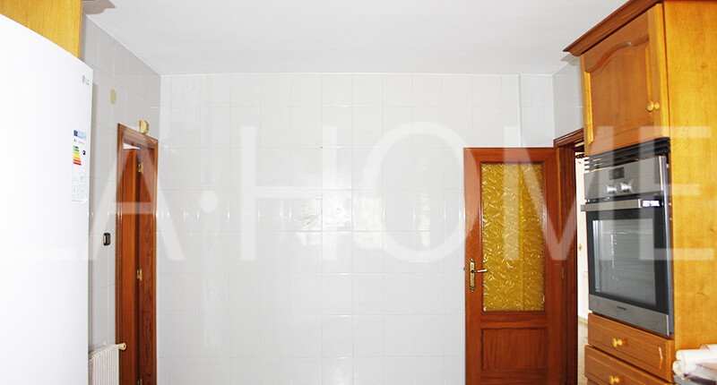 Großzügige Villa mit Pool zum Verkauf in La Eliana, Valencia