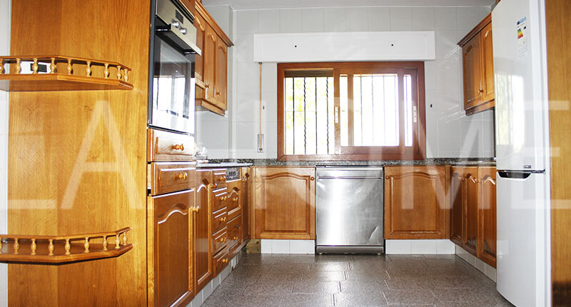 Großzügige Villa mit Pool zum Verkauf in La Eliana, Valencia
