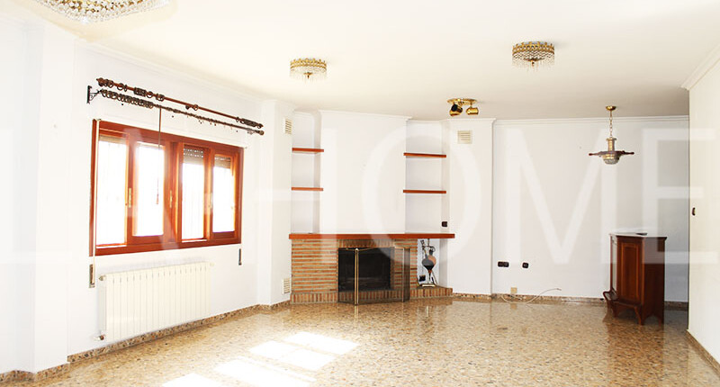 Großzügige Villa mit Pool zum Verkauf in La Eliana, Valencia