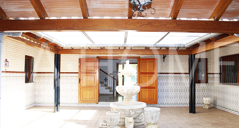 Großzügige Villa mit Pool zum Verkauf in La Eliana, Valencia