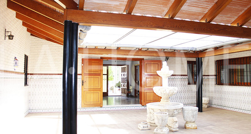 Großzügige Villa mit Pool zum Verkauf in La Eliana, Valencia