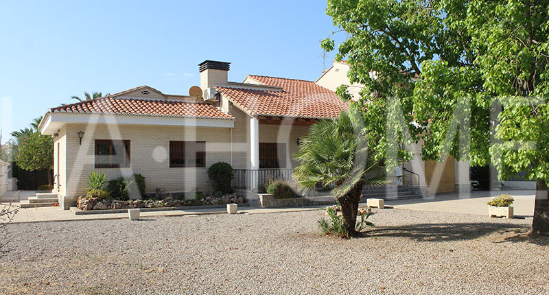 Großzügige Villa mit Pool zum Verkauf in La Eliana, Valencia