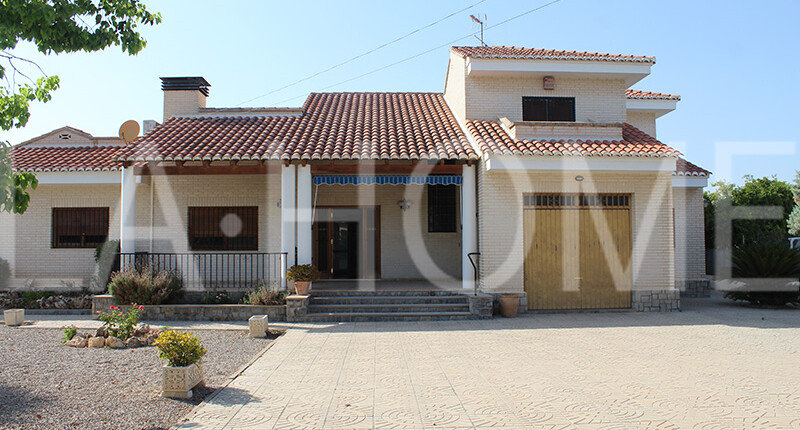 Großzügige Villa mit Pool zum Verkauf in La Eliana, Valencia