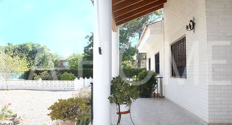Großzügige Villa mit Pool zum Verkauf in La Eliana, Valencia