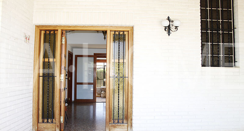 Großzügige Villa mit Pool zum Verkauf in La Eliana, Valencia